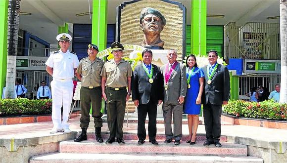 Alcalde de Tumbes rinde homenaje a héroe Juan Valer Sandoval