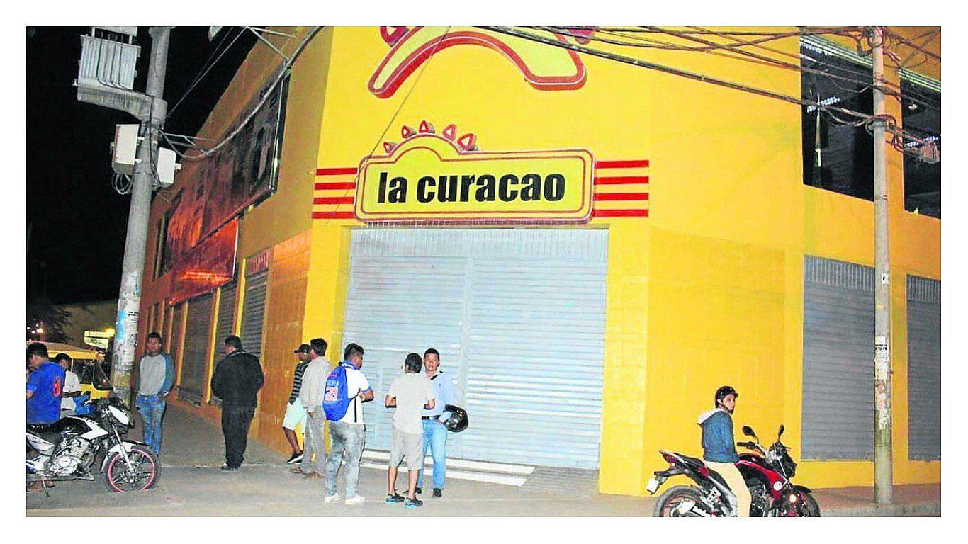 Roban en tienda comercial “La Curacao” en pleno centro de la ciudad de Sullana