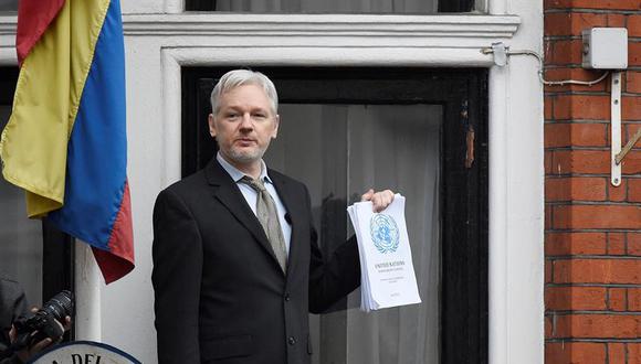 ​Assange celebra una "victoria histórica" desde el balcón de la embajada