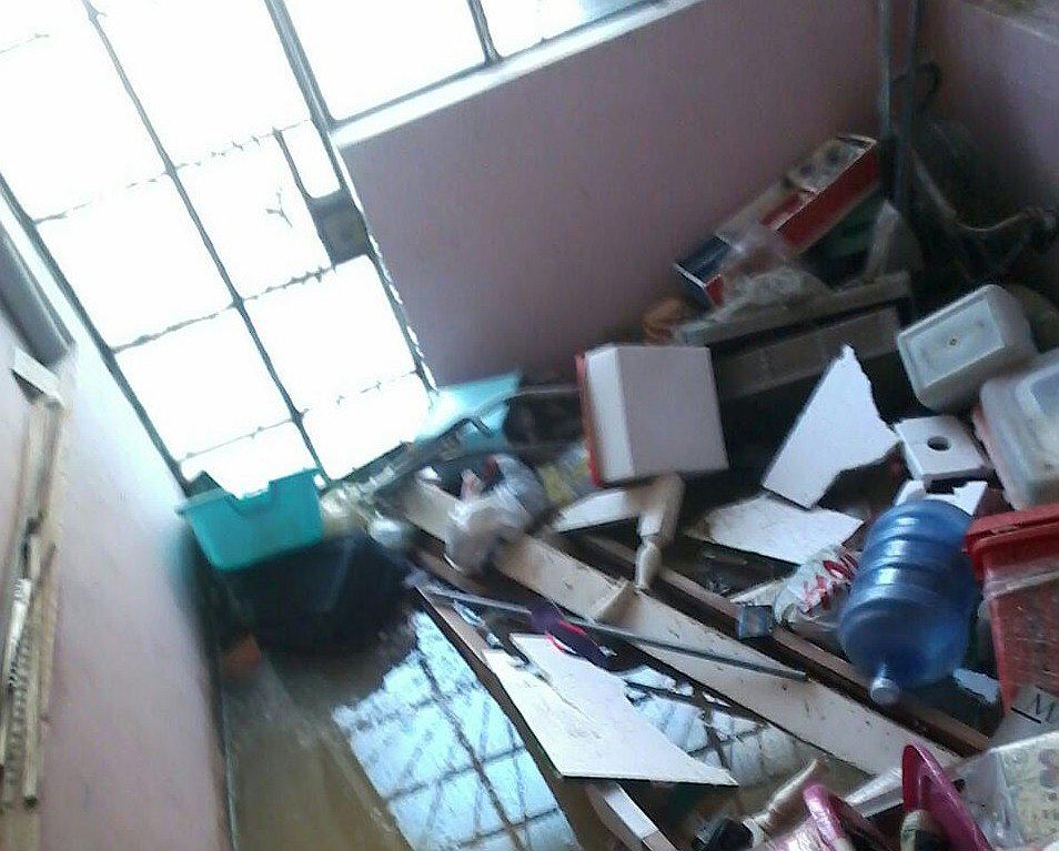 Siete viviendas se inundan tras colapso de tubería de agua en Tumbes 