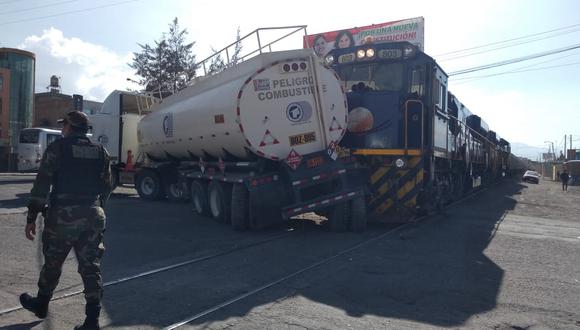 Choque de cisterna con tren genera pánico en Arequipa