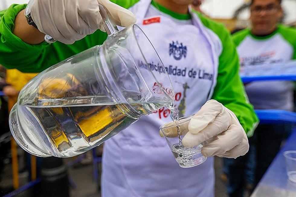 Día Nacional del Pisco: litros de bebida bandera brotaron de pileta de Plaza de Armas (FOTO)