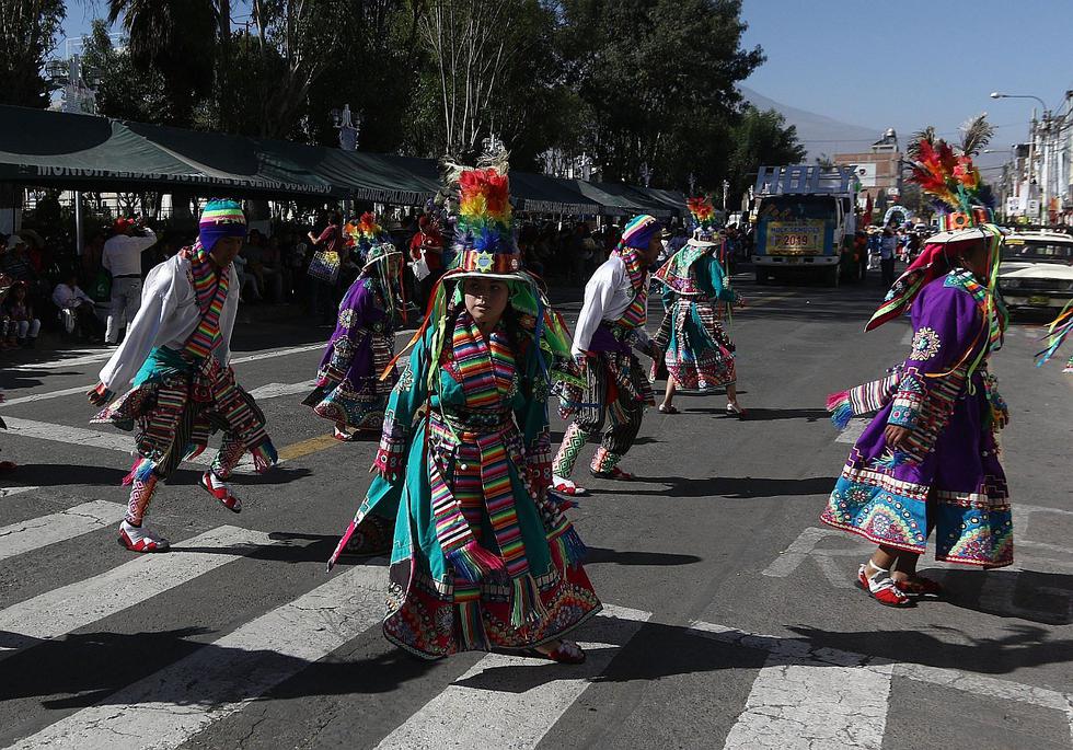 Vecinos de Cerro Colorado festejan aniversario con danzas (FOTOS)