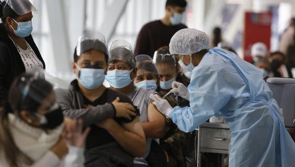 El Minsa informó que se aplicó 380 mil dosis durante la jornada de vacunación de 36 horas ininterrumpidas el último fin de semana en Lima y Callao. La meta era 400 mil. (Foto: El Comercio)