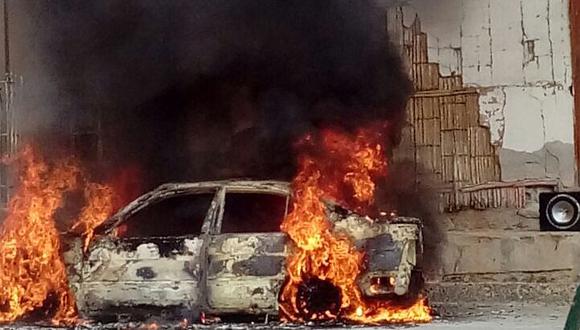 Tumbes: Auto termina calcinado tras incendiarse en la primera cuadra de la avenida Navarrete (VIDEO)