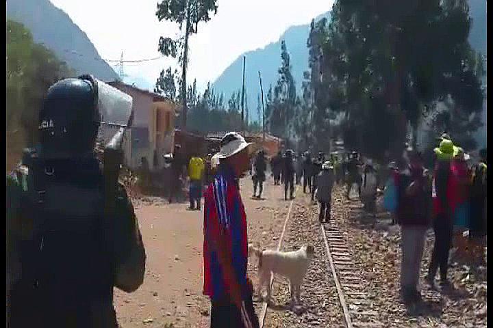 ​Paro en Cusco: Manifestantes intentan tomar vías del tren a Machu Picchu (VIDEO)