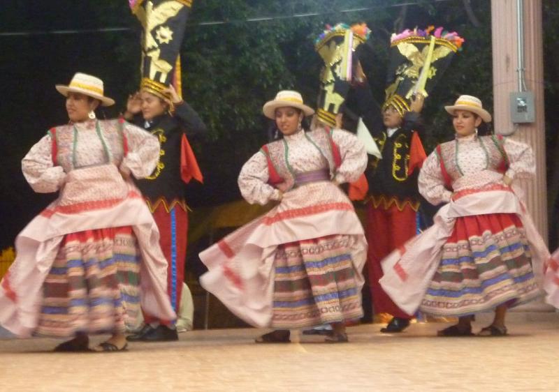 Danzas de la sierra en el "Mamá Gusti" 