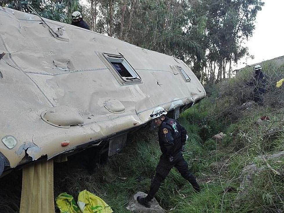 Así quedó el bus de la empresa Reyna luego de caer a un abismo de 20 metros (FOTOS Y VIDEO)