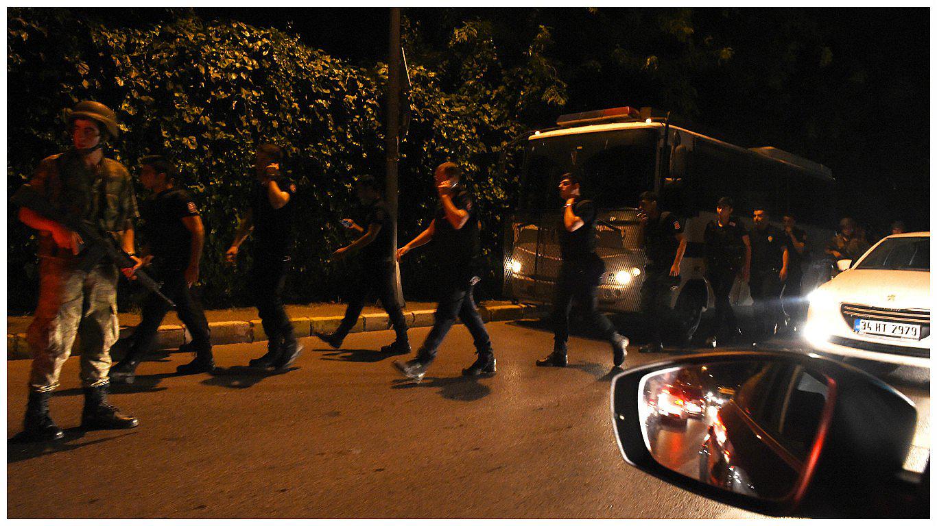 Turquía: El primer ministro confirma un aparente intento de golpe militar