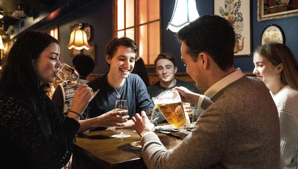 Personas toman una copa en un bar a lo largo de Rembrandtplein mientras los cafés y restaurantes reabrieron luego de la relajación de las medidas de Covid-19, en Ámsterdam. (Foto: Ramon van Flymen / various sources / AFP)