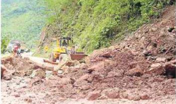 ​Puno: Huaico deja varados vehículos en Sandia 