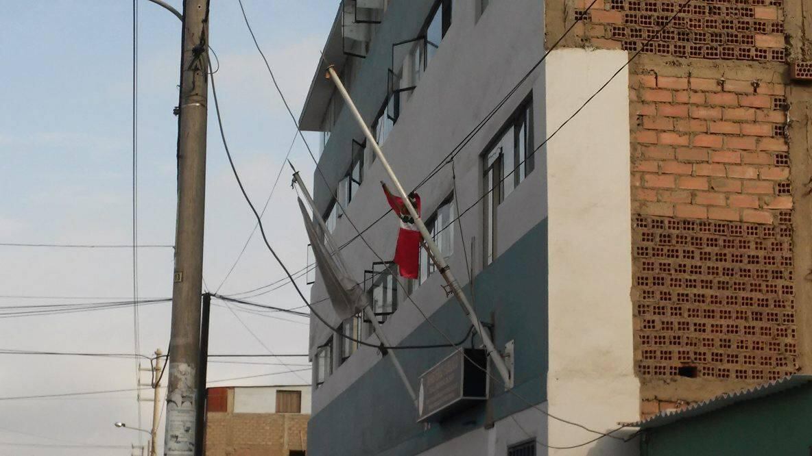   Vergüenza: Así "flamea" la bandera peruana en Fiscalía de Chimbote