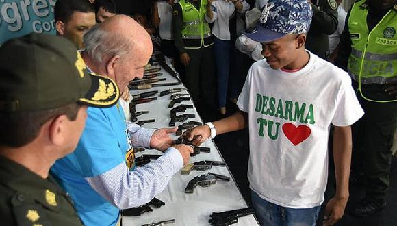 Colombia: Más de 40 pandilleros entregan armas y prometen reinsertarse (FOTOS)