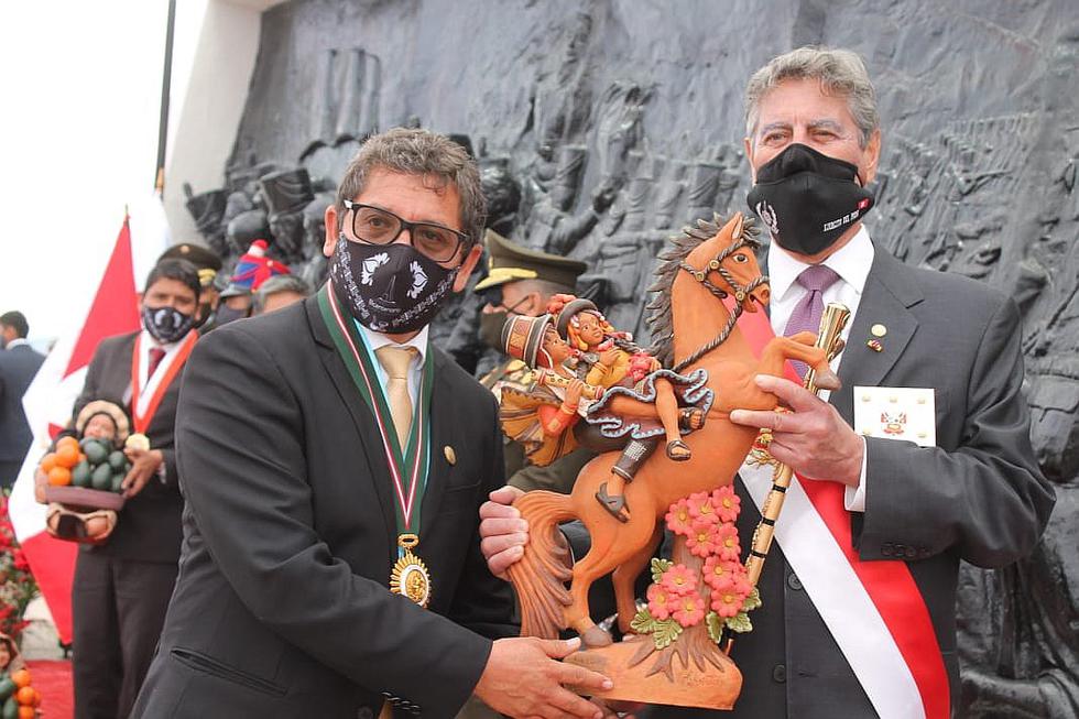 Alcalde Yuri Gutierrez recibió medalla del Ejército del Perú por lucha contra el COVID-19