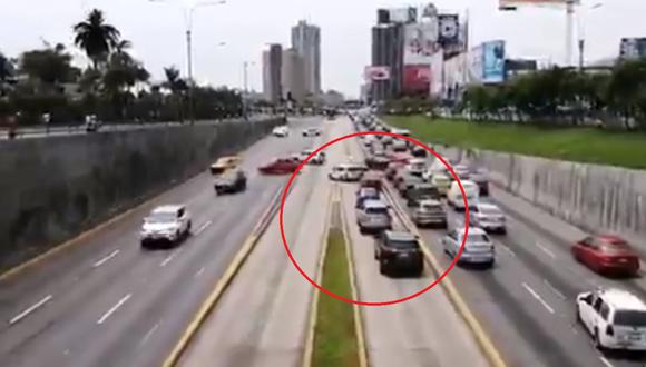 Un fila de vehículos invadió el carril exclusivo del Metropolitano con dirección al Centro de Lima esta tarde. (Foto: Captura @jsanchezpovis)