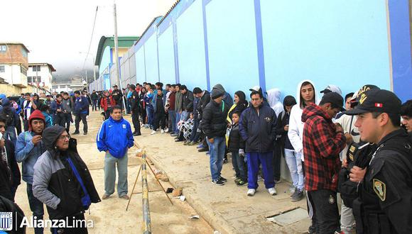 Alianza Lima: Hinchas íntimos vencen el frío para comprar una entrada