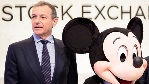 Bob Iger, el CEO de Walt Disney Company, acompañado de la mascota Mickey Mouse. (Foto: EFE/JUSTIN LANE)