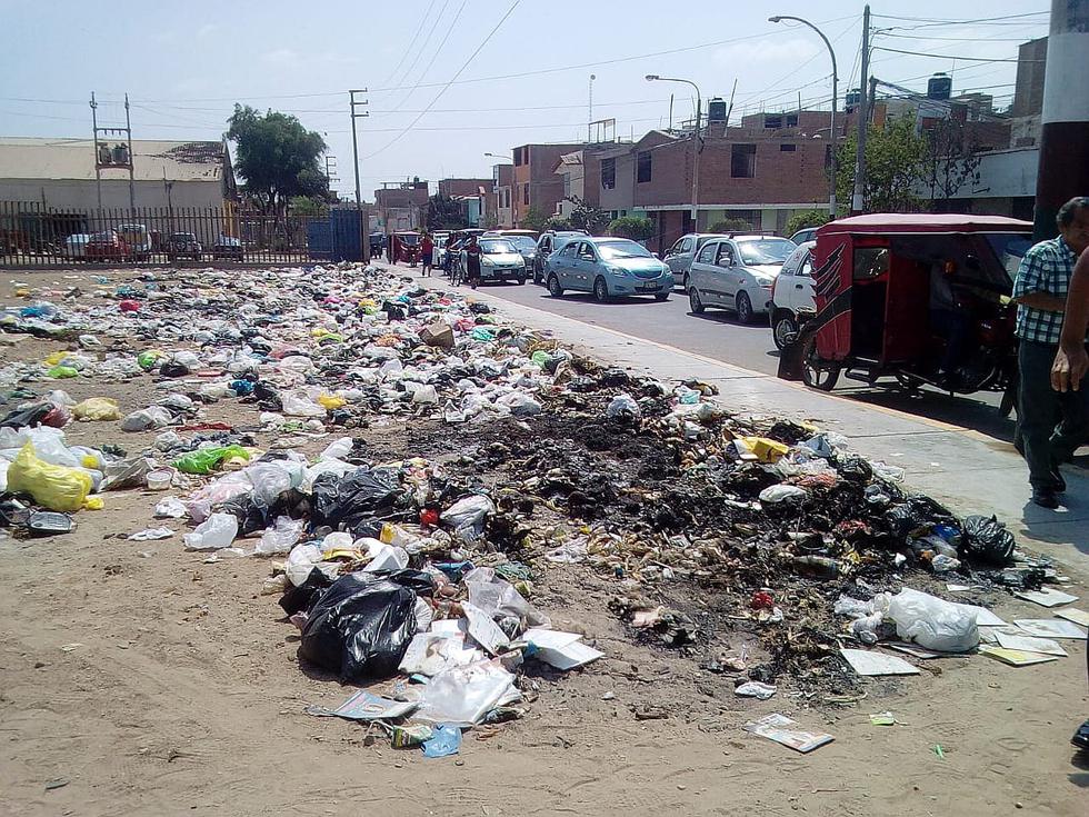 Montículos de basura 'adornan' exteriores de colegio donde sufraga una congresista