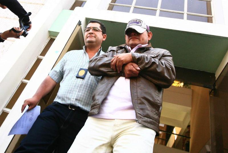 Le implantó aceite de avión