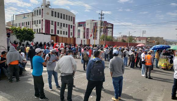 Manifestantes en exteriores del Gobierno Regional de Arequipa. (Foto: Omar Cruz)