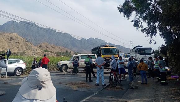 Un grupo de ronderos decidió cerrar el tránsito a la altura de Cerro Blanco. Además, solo dejan transitar a las ambulancias. (Foto: Cortesía)