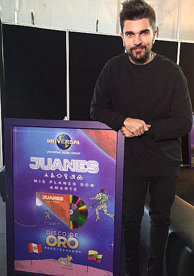 Juanes recibe disco de oro en Ecuador y Perú 