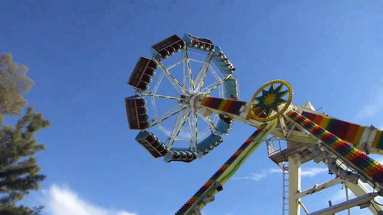 YouTube: Juegos mecánicos presentan falla y varias personas quedan colgando (VIDEO)