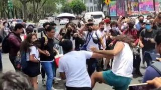 Porfesor y alumno protagonizan pelea afuera de la escuela | VIDEO
