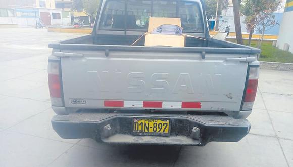 Vigilantes de Municipalidad de Nuevo Chimbote denuncian que jefe de Recursos Humanos llegó el domingo y se llevó una caja con numerosos papeles.
