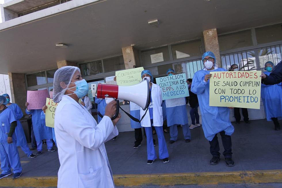 Médicos del Honorio Delgado en Arequipa protestas por equipos de protección (FOTOS)