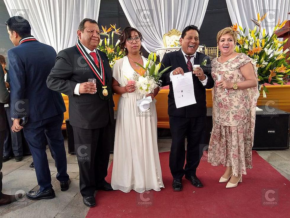 Matrimonio masivo congregó a 110 parejas en Cerro Colorado (FOTOS)