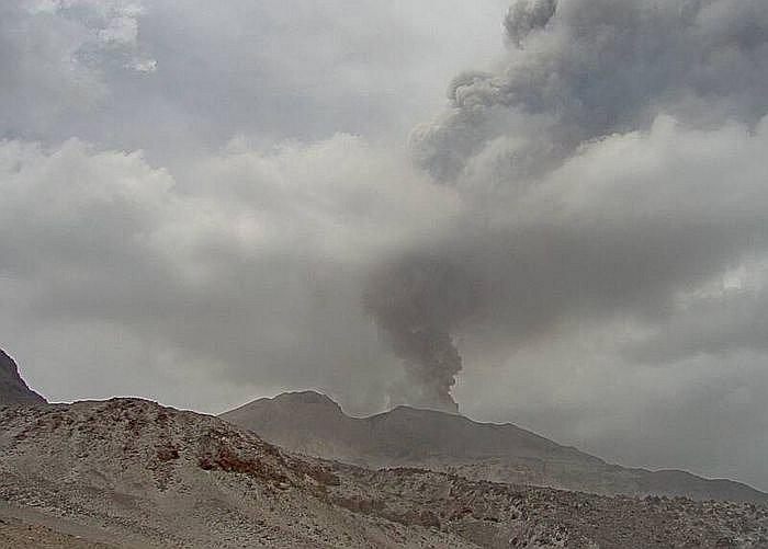 ​Volcán Sabancaya explosionó 288 veces en menos de un mes (VIDEO)