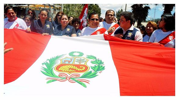 Trabajadores del GRA hicieron “banderazo” como respaldo al seleccionado peruano