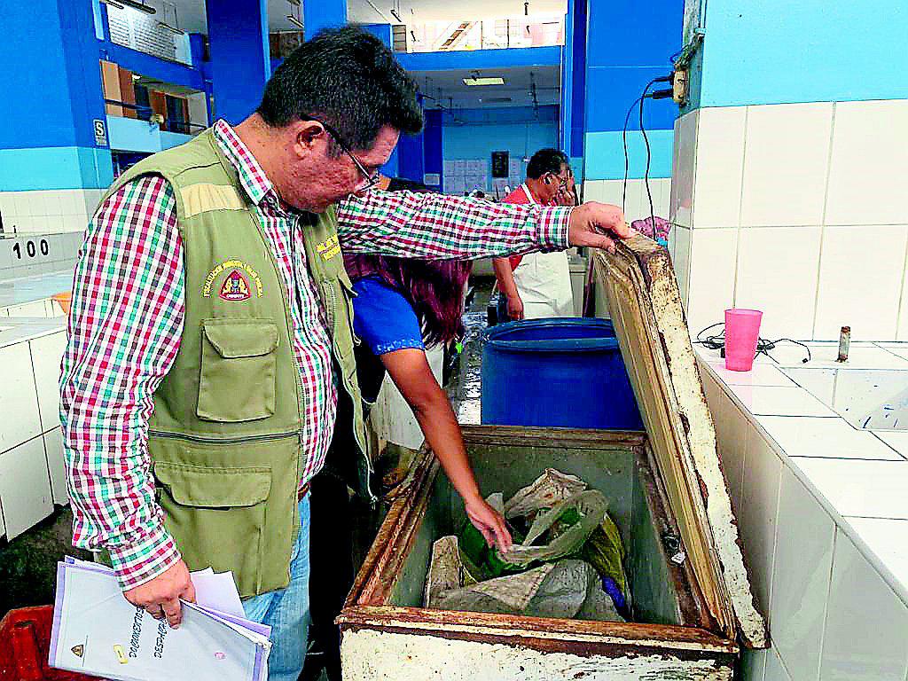 Encuentran cucarachas en mercado “La Sirena”