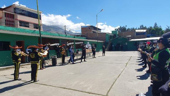 Huánuco: Sorprenden con mariachis a mamás policías y no hubo ni abrazos ni besos por distanciamiento social. (Foto PNP)