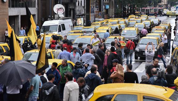 Nueva protesta de taxistas contra Uber corta varias calles de Buenos Aires