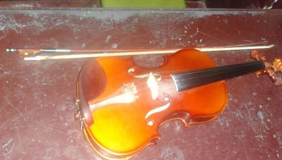 Musico perdió violín por quedarse dormido en la vía 