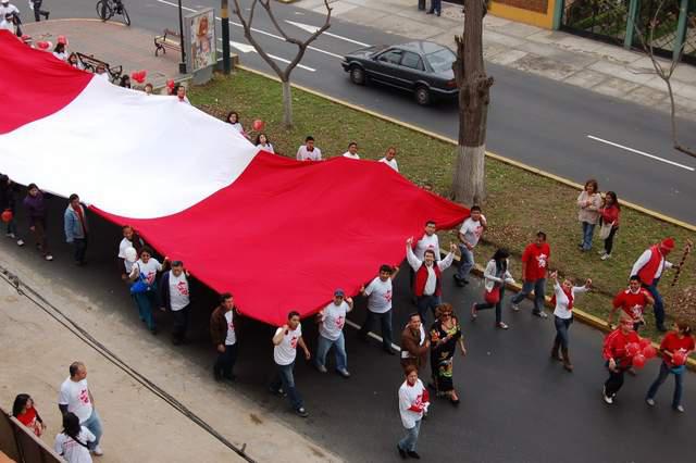 La Bandera más grande del Perú recorre Pueblo Libre
