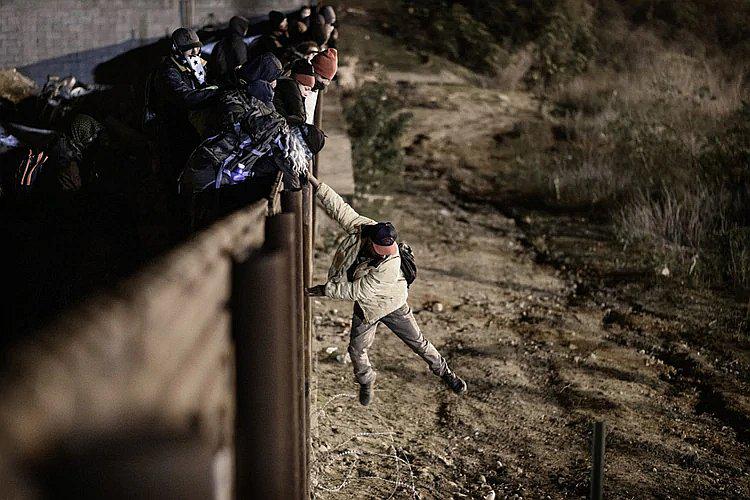 Estados Unidos: Padres  e hijos cruzan la frontera llena de alambres de púas y bajo el agua (VIDEO)