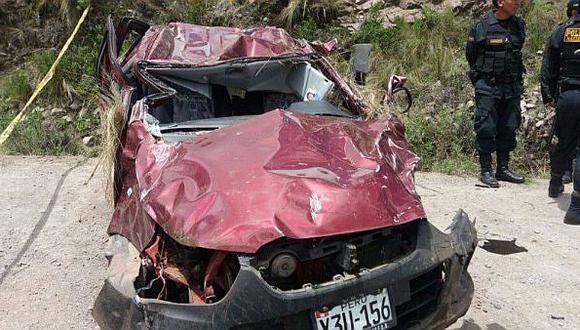 Tres fallecidos tras vuelco y caída de auto a abismo en Cusco