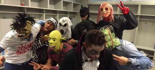 ​Jugadores del Barcelona se disfrazan e interrumpen rueda de prensa