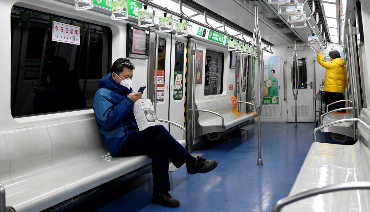Solo algunos logran salir de sus casas para ir al trabajo o comprar víveres. (AFP).