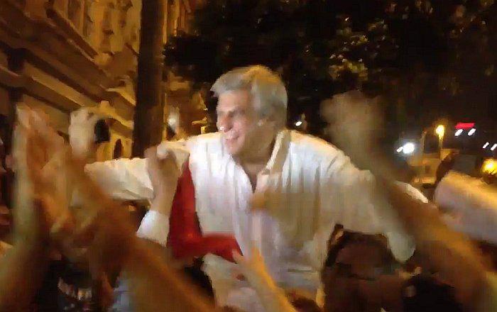 ​#5deAbril: Fernando Olivera se sumó a marcha y así fue recibido (VIDEO)
