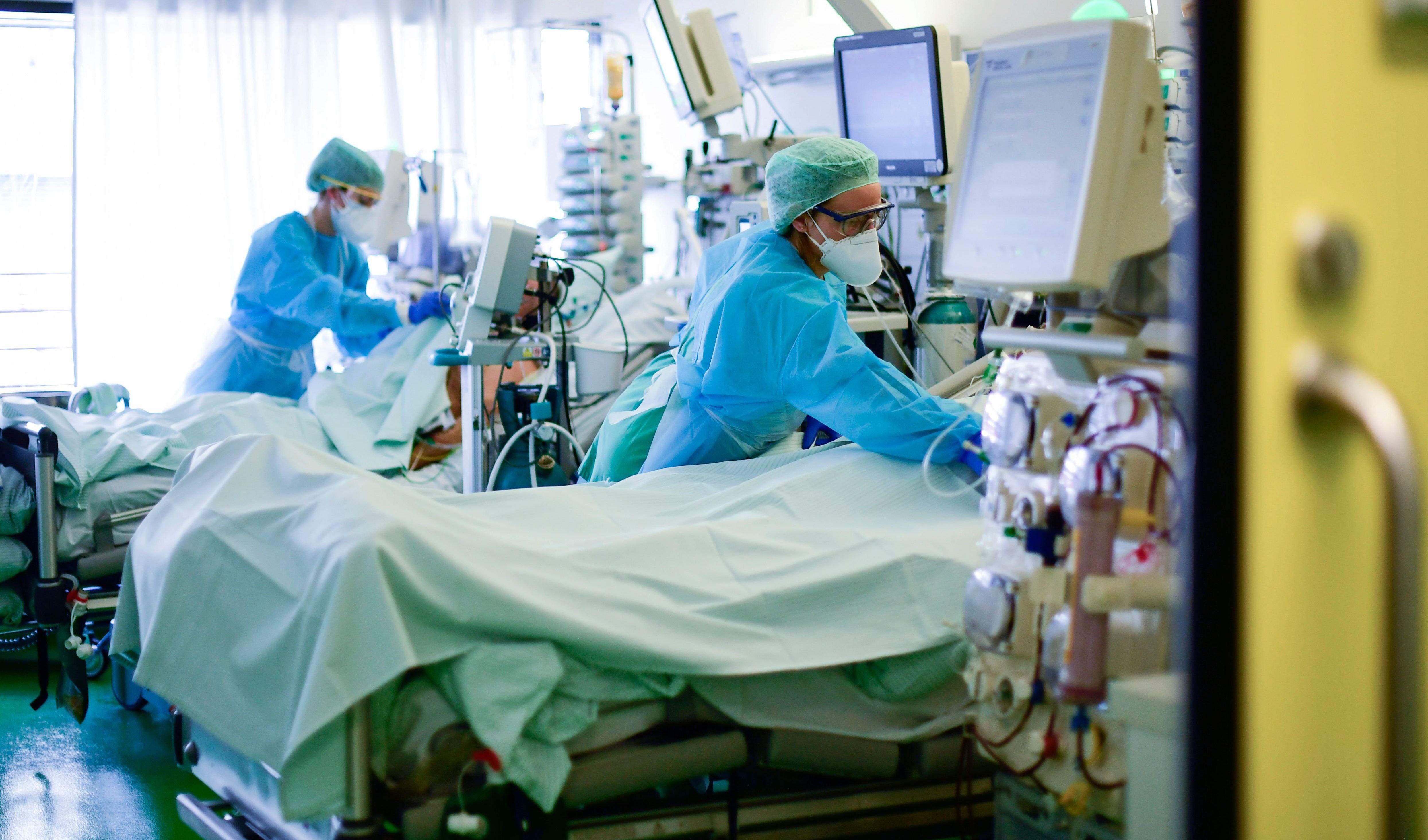 Médicos tratan a pacientes de coronavirus en un hospital de Alemania. (Foto: AFP/Ina Fassbender).