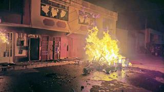 Vecinos saquean y queman cantinas en la ciudad de Juliaca