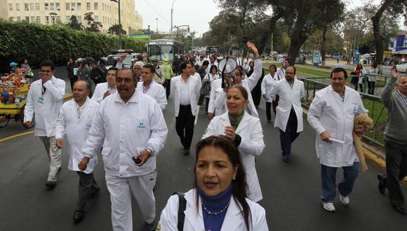 Médicos de EsSalud atenderán en una plazuela como medida de protesta