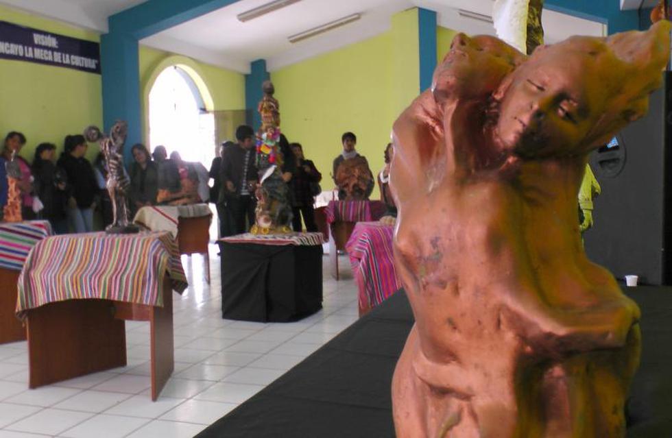 Exponen esculturas de barro inspiradas en  Valle del Mantaro