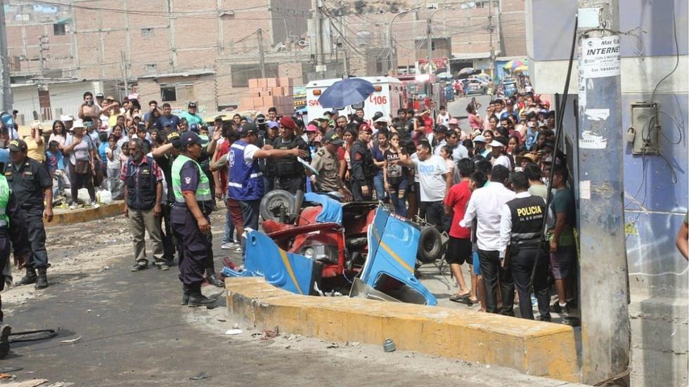 Hombre queda atrapado tras choque de camión de basura contra dos mototaxis y auto