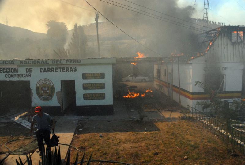 Turba incendia comisaría de Pomabamba intentando linchar a asesino