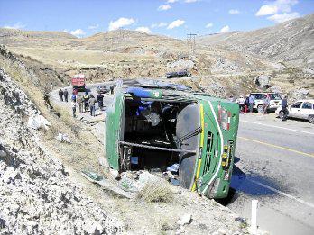 Bus Apocalipsis se despista y deja 2 muertos y 16 heridos